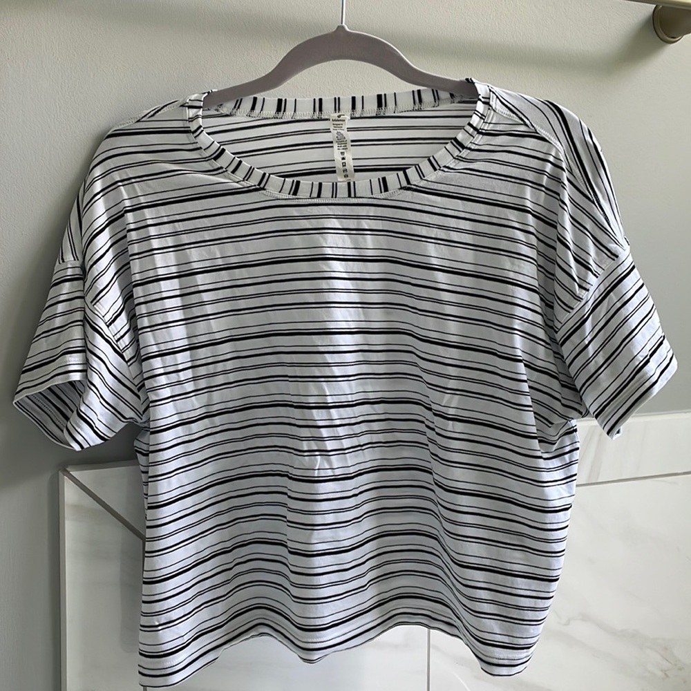 Lululemon stretchy crop top